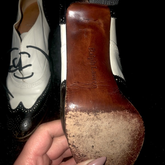 Ralph Lauren ecru and black wingtip heels - Picture 2 of 5